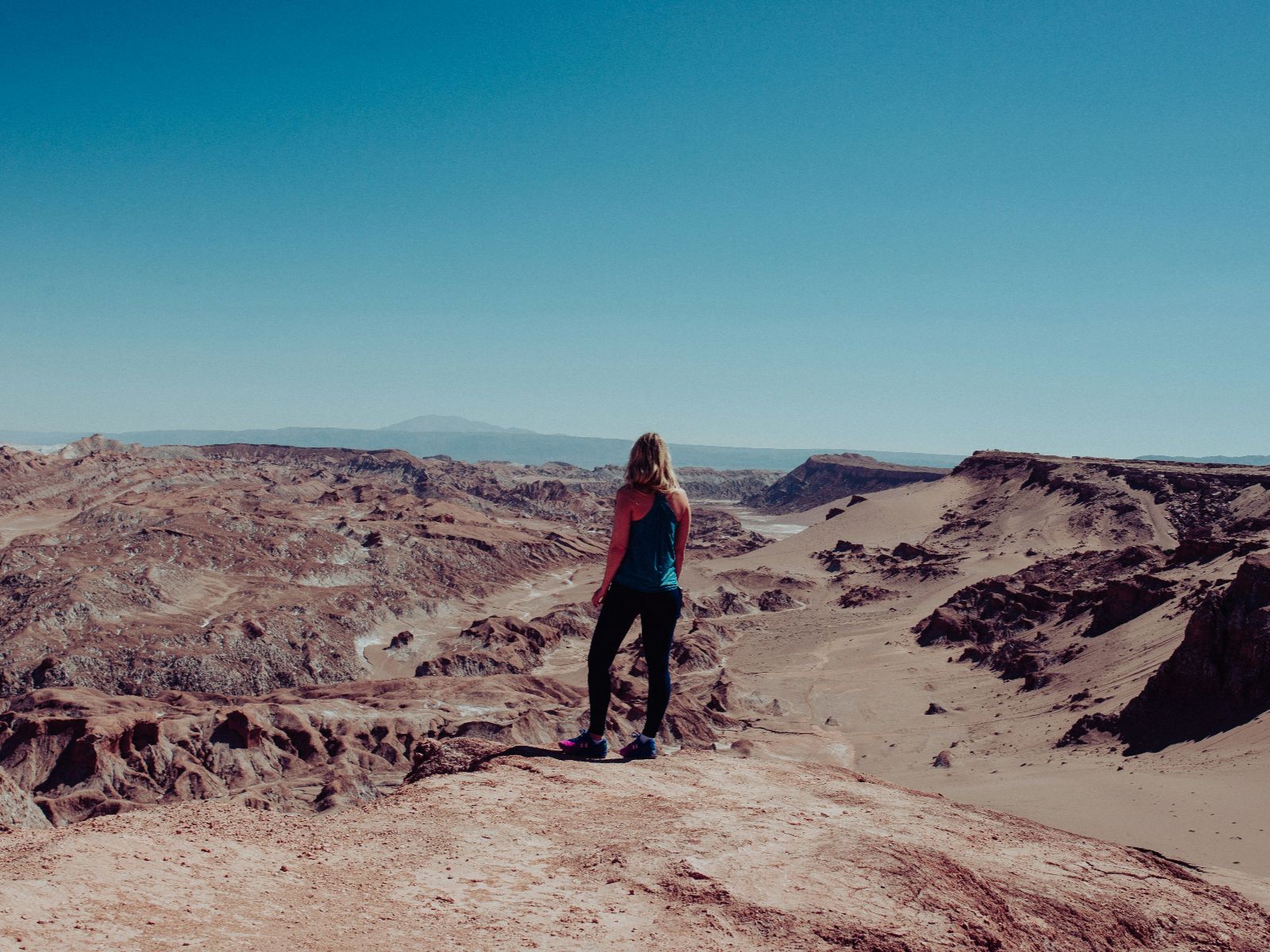 Rondreis Chili, San Pedro de Atacama, excursie buitenaardse landschappen in de Vallei van de Maan, wandelaar met uitzicht op de vallei