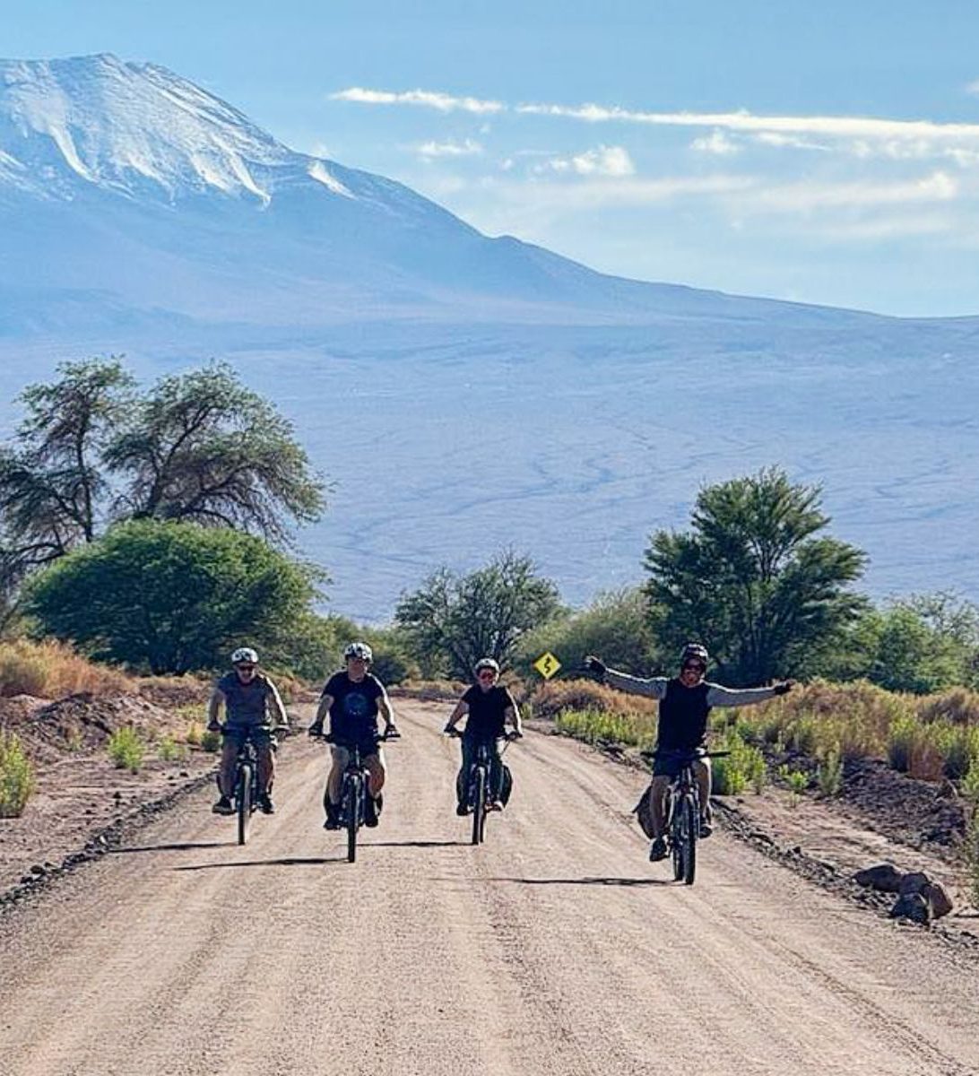 Rondreis Chili, San Pedro de Atacama, excursie fietsen door de woestijnvallei, fietsers op de weg
