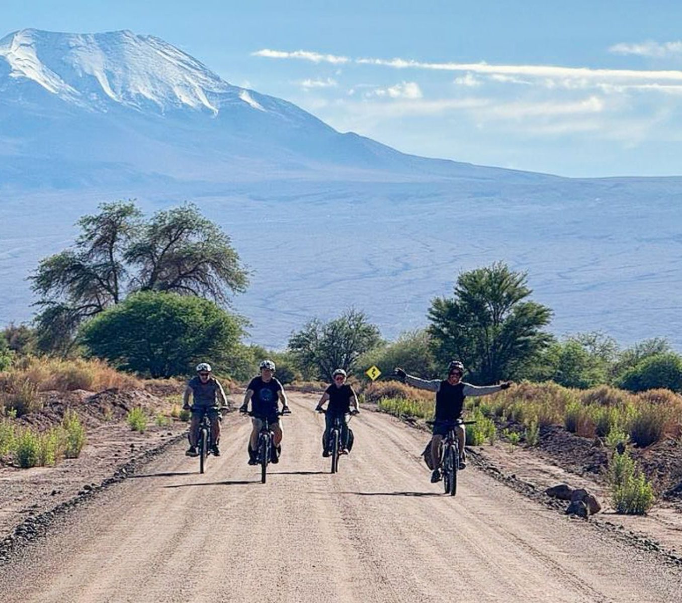 Rondreis Chili, San Pedro de Atacama, excursie fietsen door de woestijnvallei, fietsers op de weg