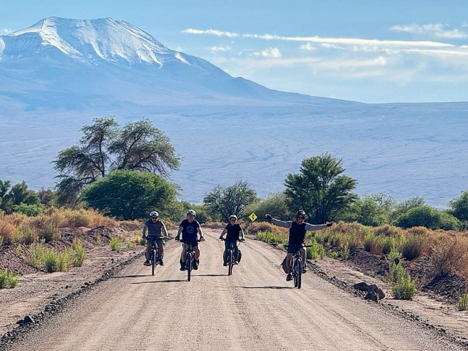 Rondreis Chili, San Pedro de Atacama, excursie fietsen door de woestijnvallei, fietsers op de weg