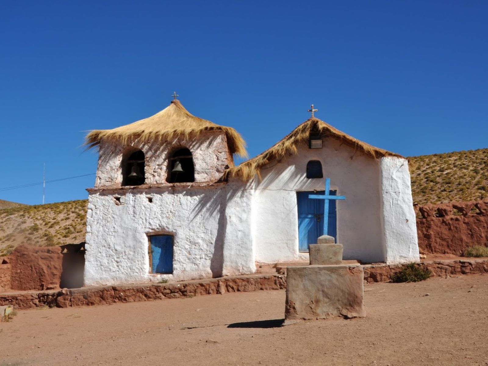 Rondreis Chili, San Pedro de Atacama, excursie fietsen door de woestijnvallei, witte huisjes met blauwe lucht