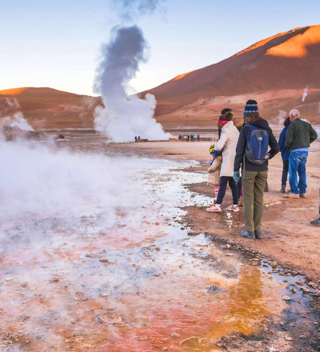 Rondreis Chili, San Pedro de Atacama, excursie stoom en zonsopgang bij Tatio geisers, mensen naast de roze geiser