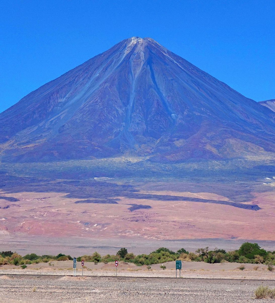 Rondreis Chili, San Pedro de Atacama, excursie vulkaanbeklimming Sairecabur of Lascar, vulkaanaanzicht