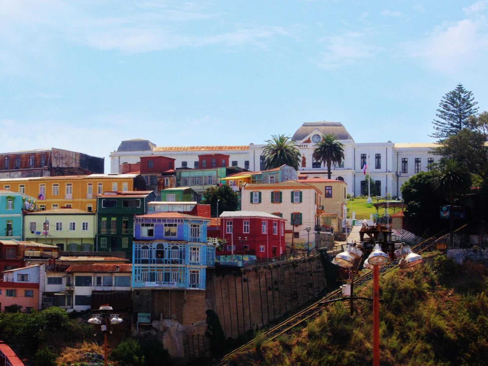 Rondreis Chili, Santiago de Chile, excursie dagtour naar kleurrijke havenstad Valparaíso, zijaanzicht kabelbaan en kleurrijke huizen