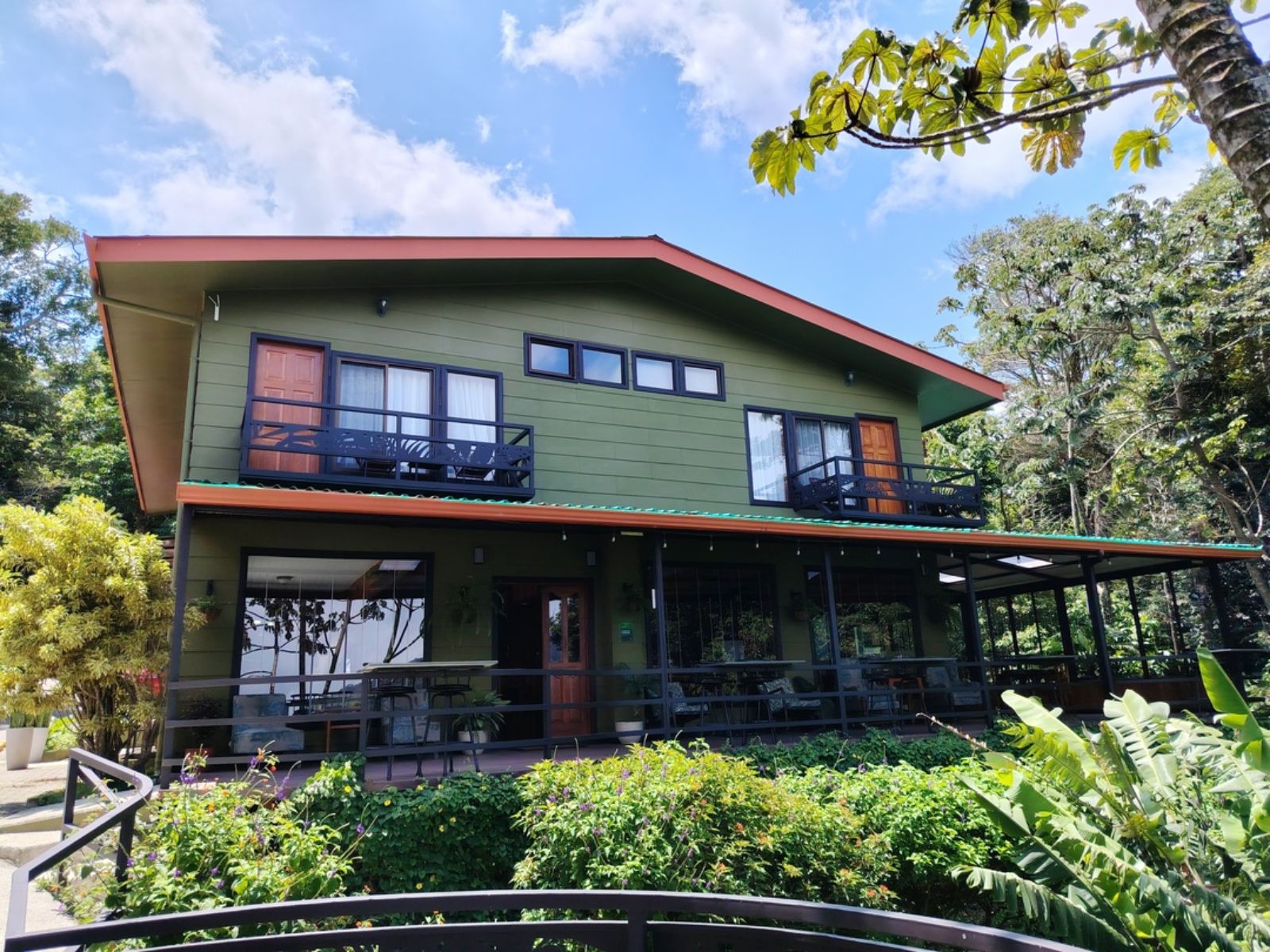 Rondreis Costa Rica, Santa Elena, Cala Lodge, achterkant hotel gebouw
