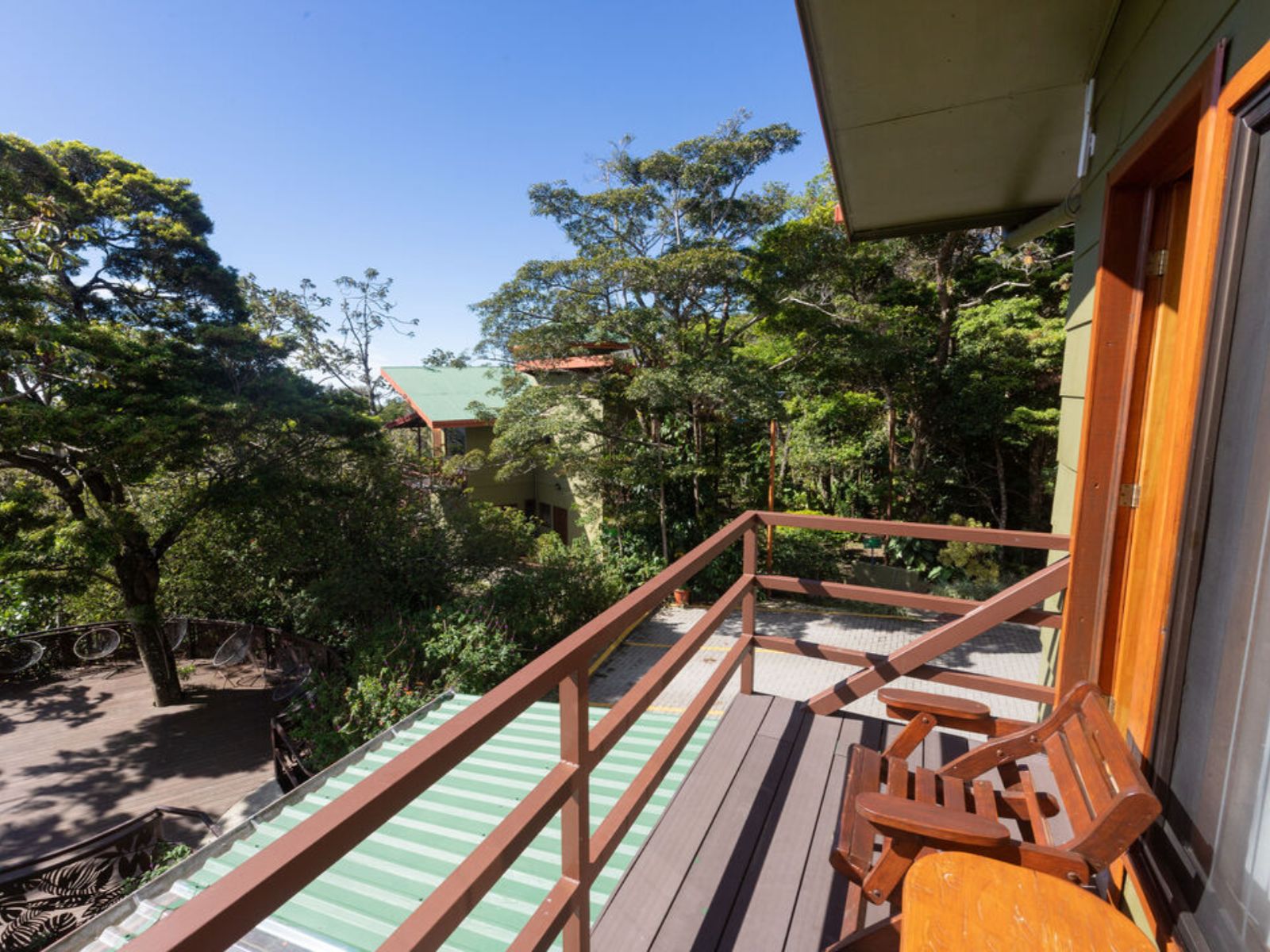 Rondreis Costa Rica, Santa Elena, Cala Lodge, balkon lodge met zitplek en tafel