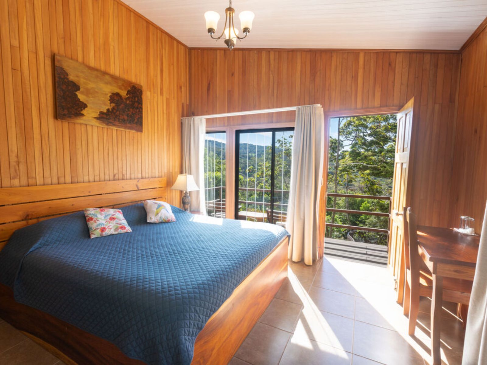 Rondreis Costa Rica, Santa Elena, Cala Lodge, double room zijaanzicht met open deuren balkon