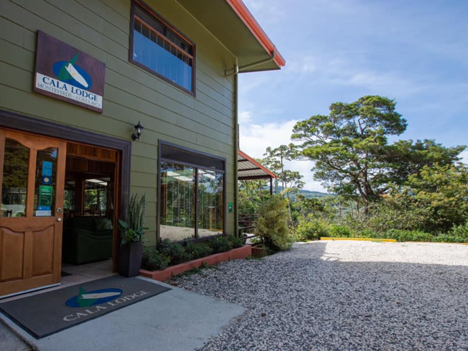 Rondreis Costa Rica, Santa Elena, Cala Lodge, vooraanzicht met ingang lobby