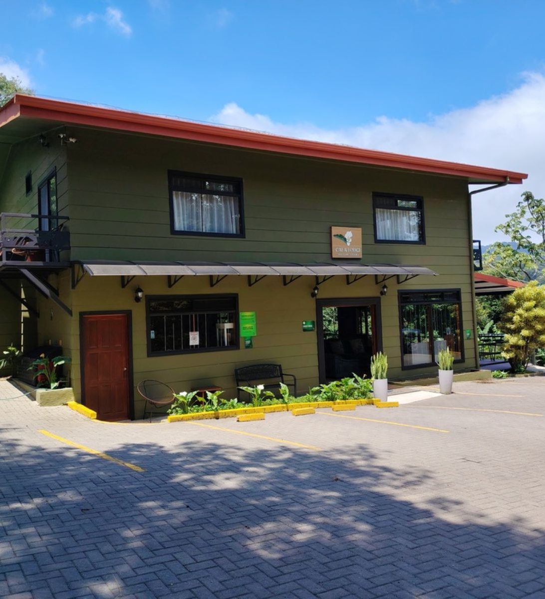Rondreis Costa Rica, Santa Elena, Cala Lodge, vooraanzicht met lobby