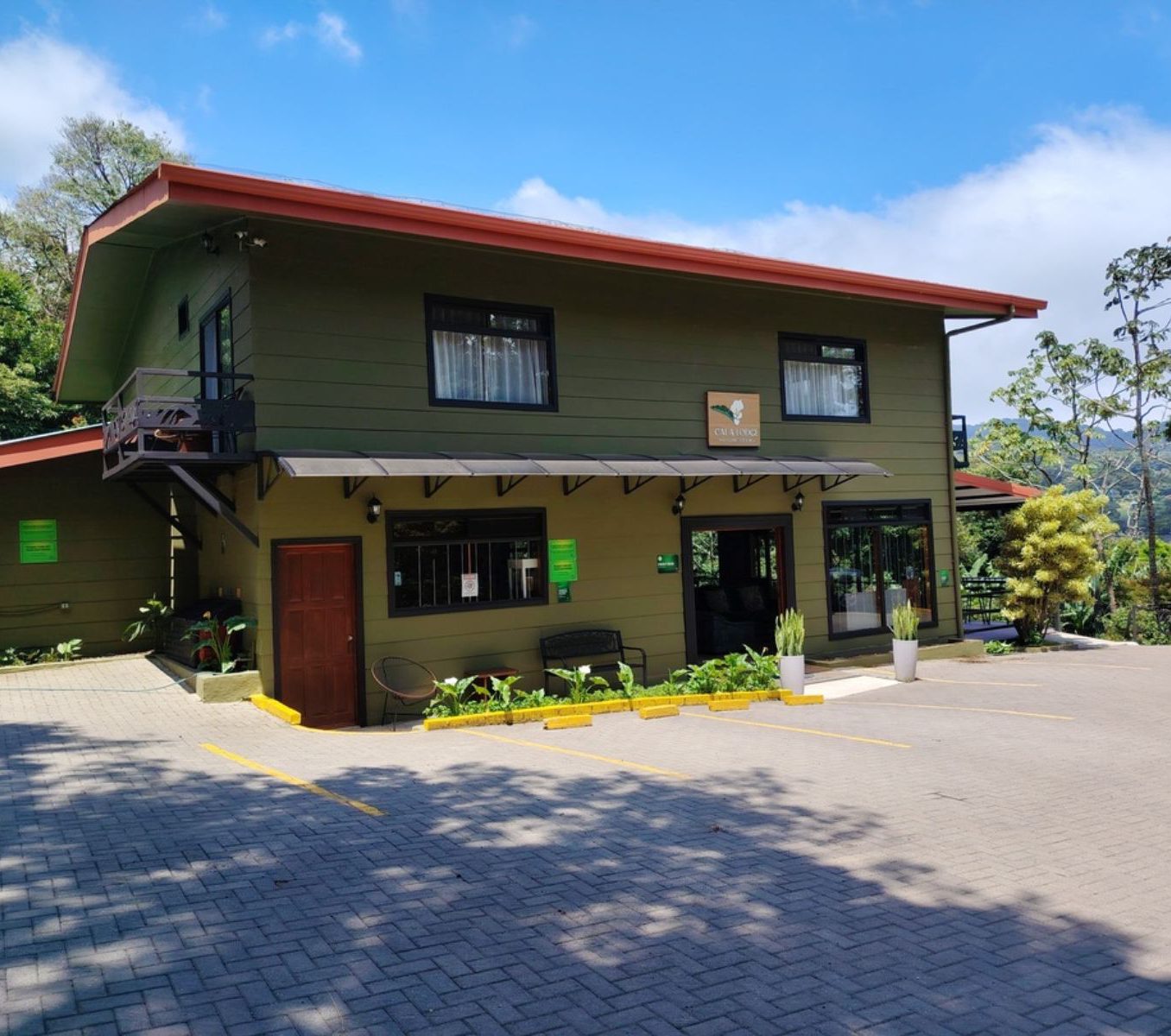 Rondreis Costa Rica, Santa Elena, Cala Lodge, vooraanzicht met lobby