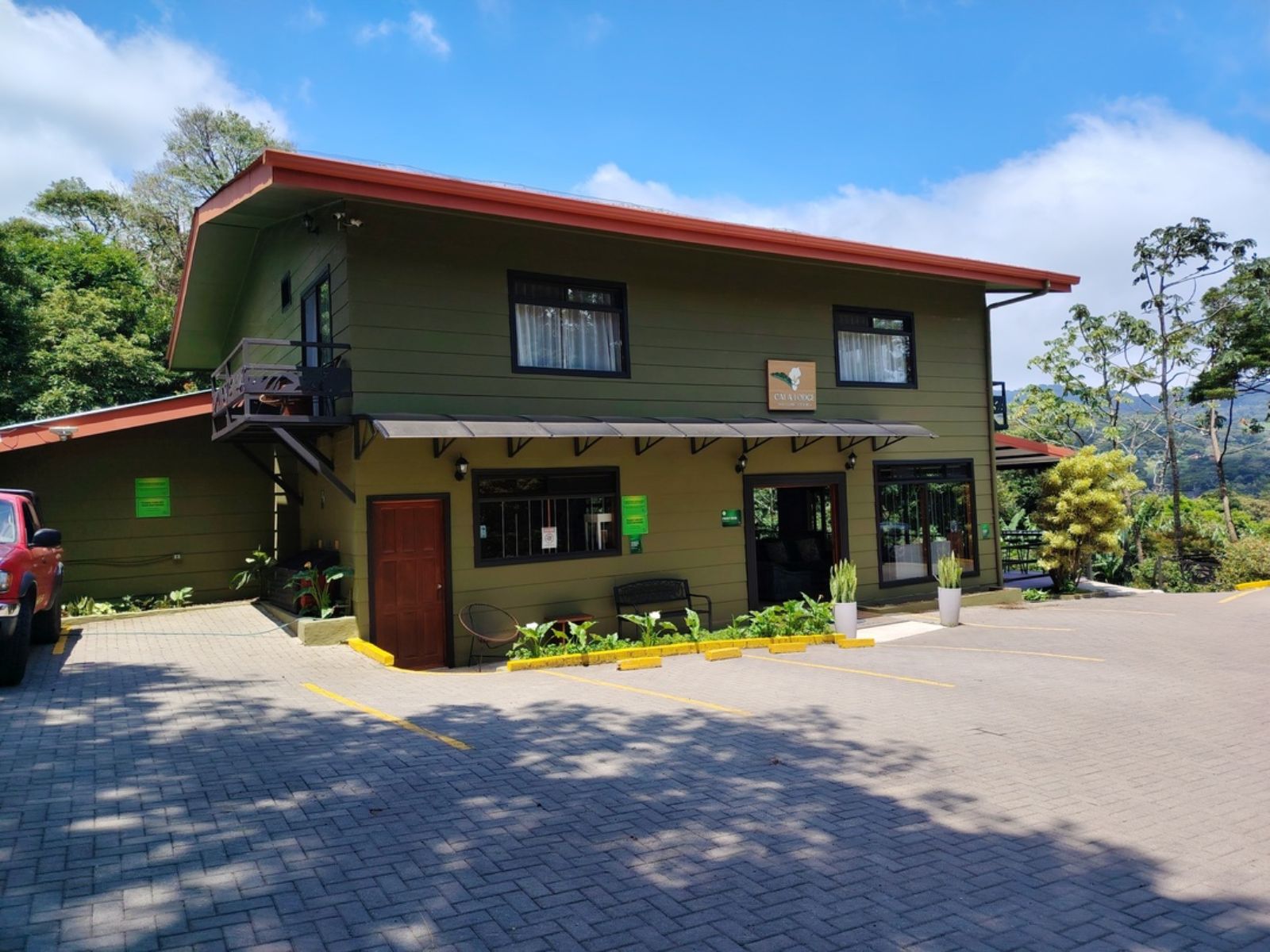 Rondreis Costa Rica, Santa Elena, Cala Lodge, vooraanzicht met lobby