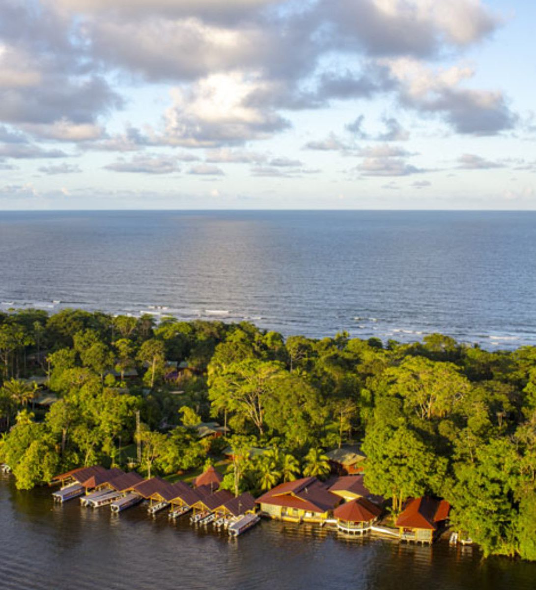 Rondreis Costa Rica, Tortuguero, Laguna Lodge, bovenaanzicht met het water