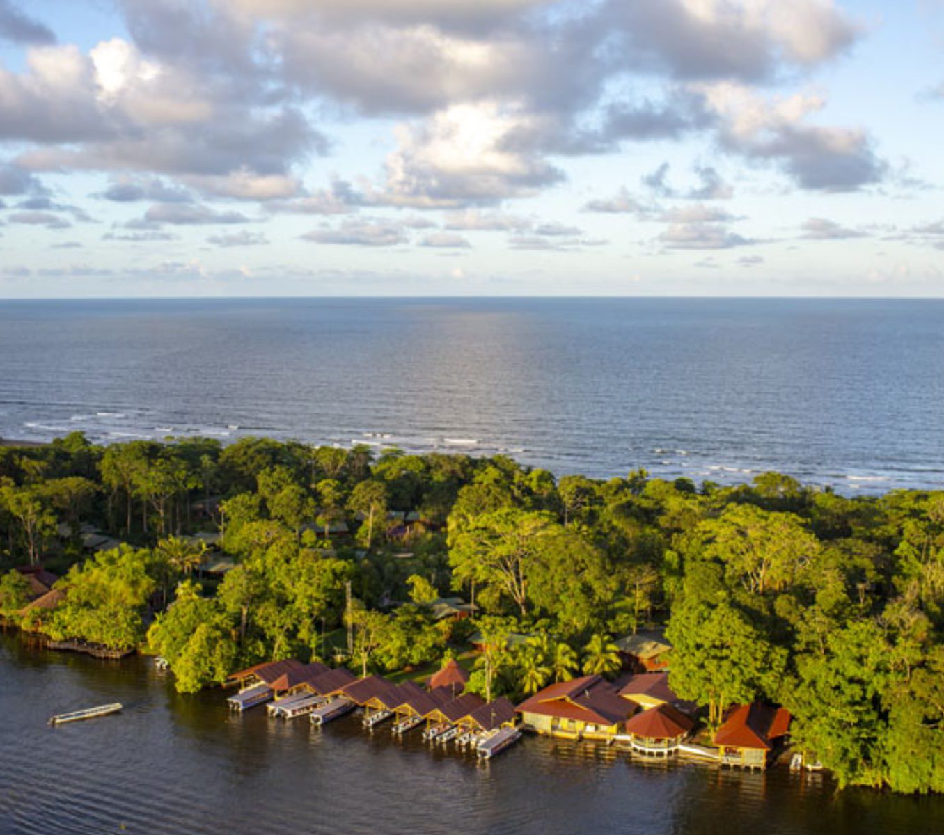 Rondreis Costa Rica, Tortuguero, Laguna Lodge, bovenaanzicht met het water