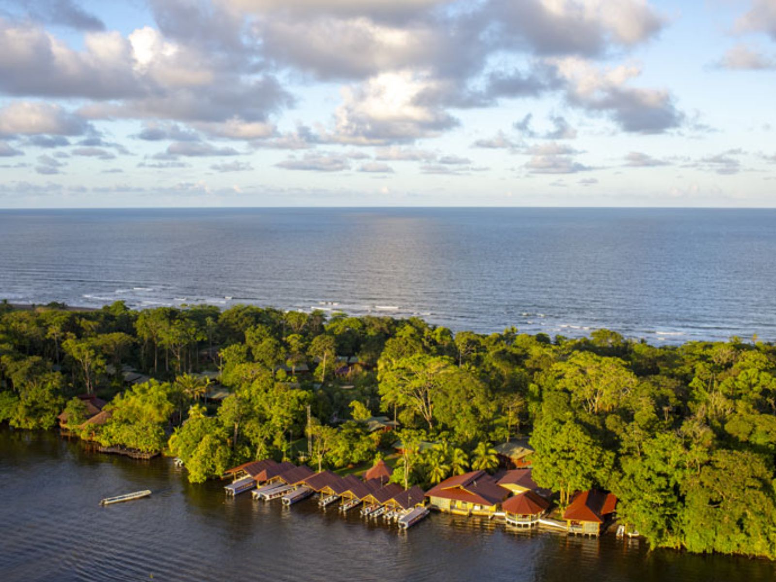 Rondreis Costa Rica, Tortuguero, Laguna Lodge, bovenaanzicht met het water