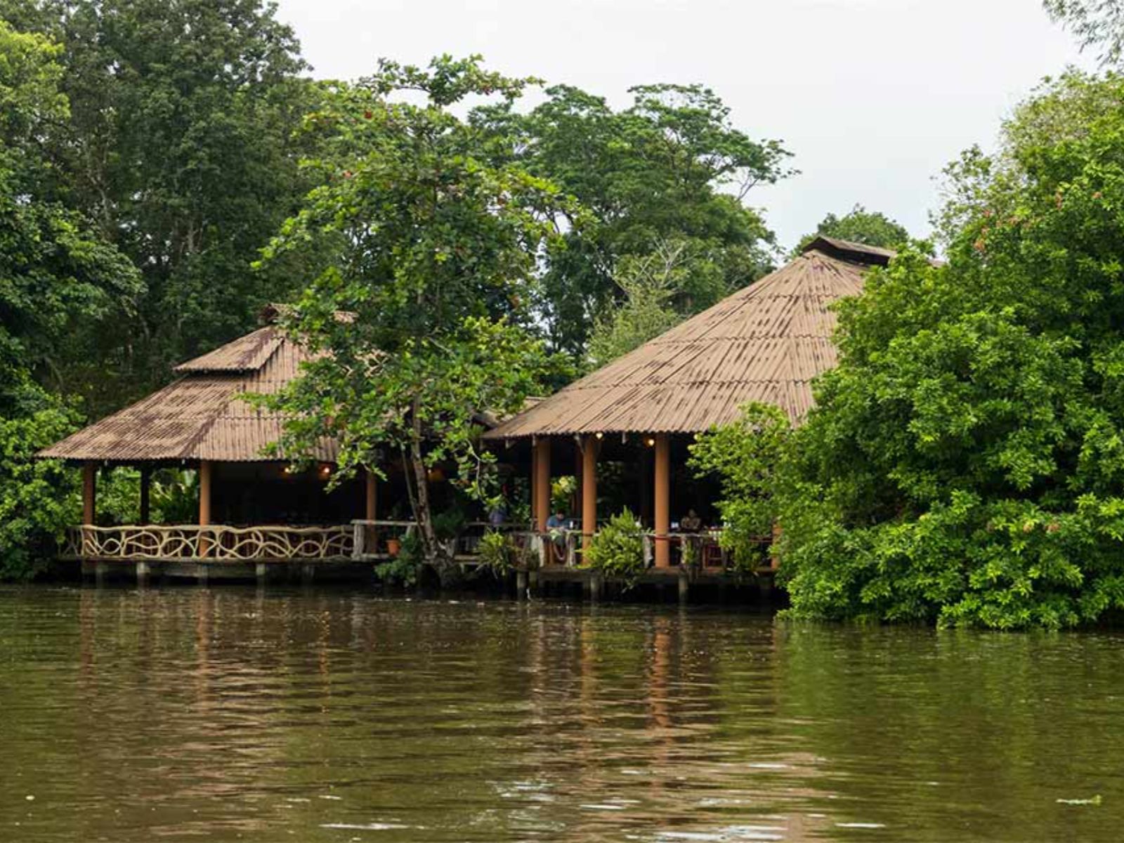 Rondreis Costa Rica, Tortuguero, Laguna Lodge, buiten aanzicht lodges aan het water