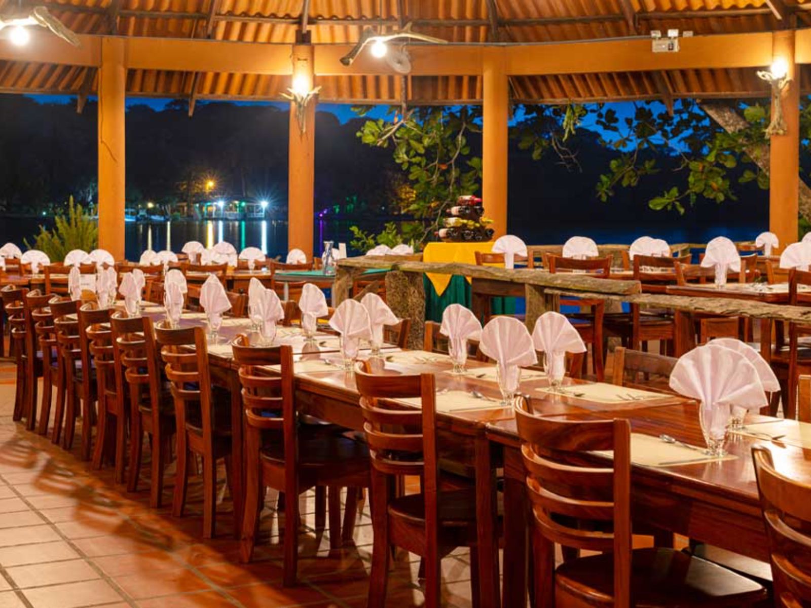 Rondreis Costa Rica, Tortuguero, Laguna Lodge, buiten restaurant met stoelen en tafels