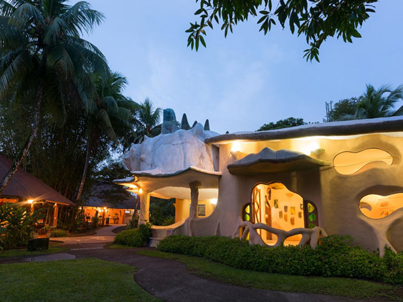 Rondreis Costa Rica, Tortuguero, Laguna Lodge, buitenaanzicht gebouw lobby
