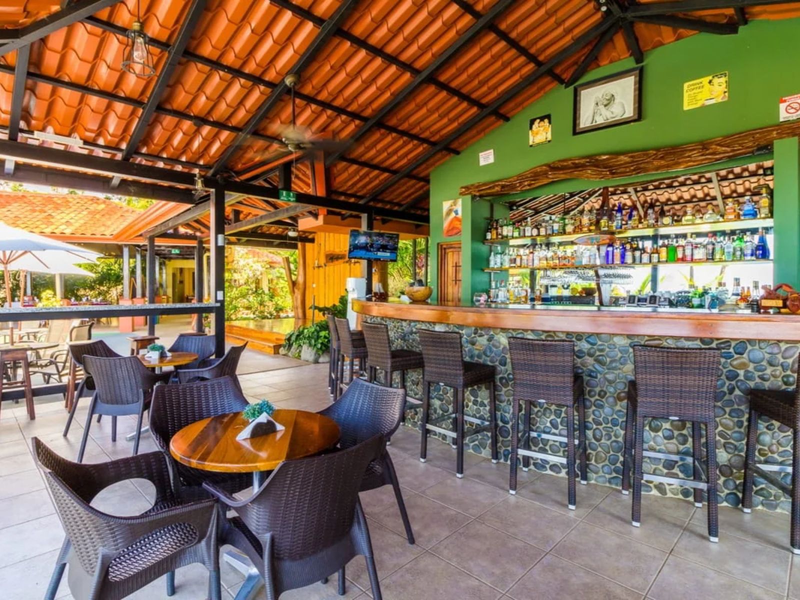 Rondreis Costa Rica, Uvita, Vista Ballena Hotel, buiten bar met tafels en stoelen