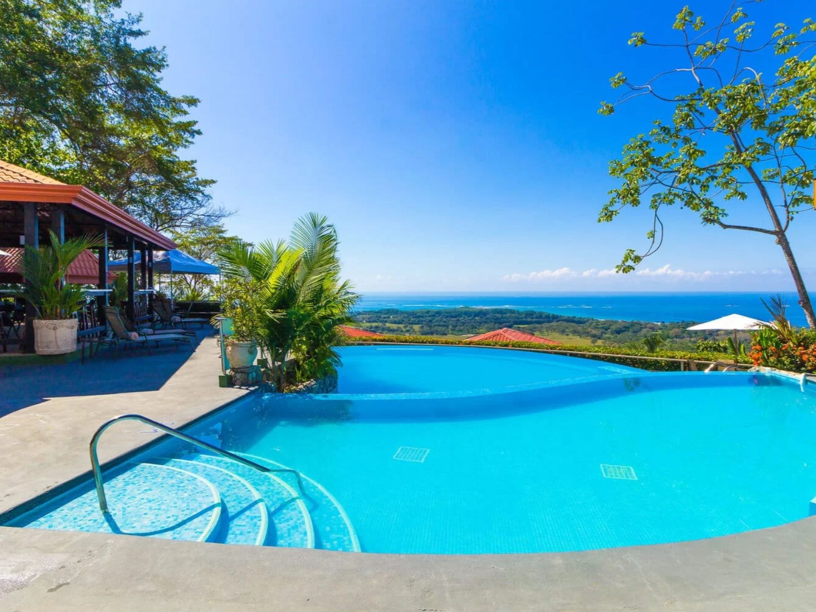 Rondreis Costa Rica, Uvita, Vista Ballena Hotel, buitenzwembad met uitzicht op het water