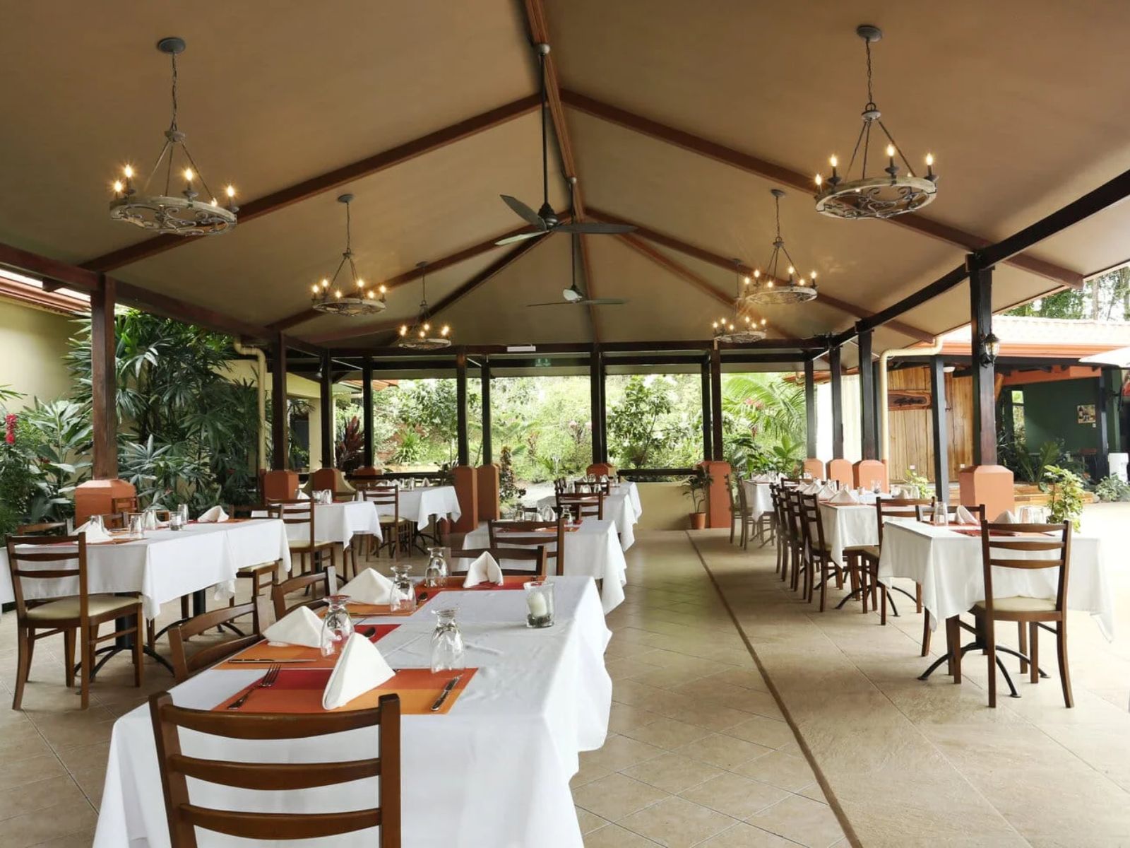 Rondreis Costa Rica, Uvita, Vista Ballena Hotel, restaurant met buiten uitzicht