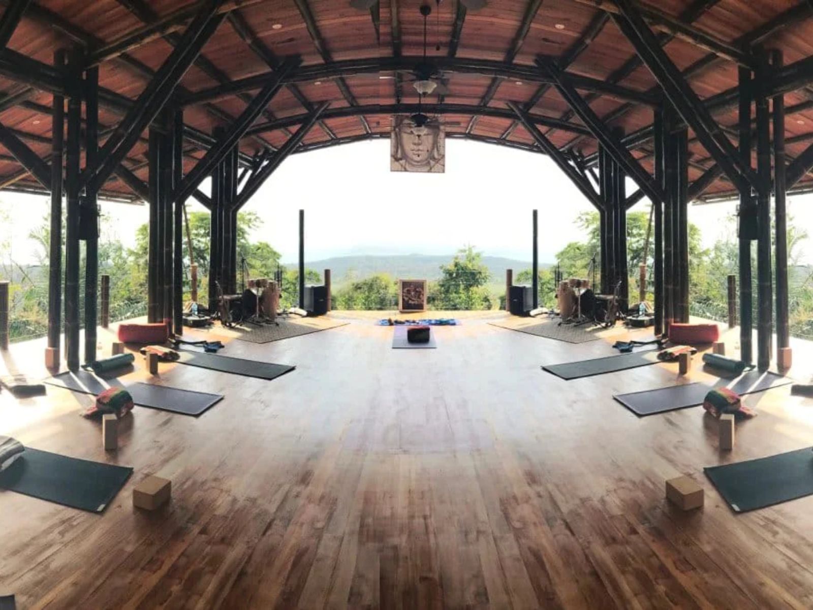Rondreis Costa Rica, Uvita, Vista Ballena Hotel, yoga ruimte met uitzicht op natuur