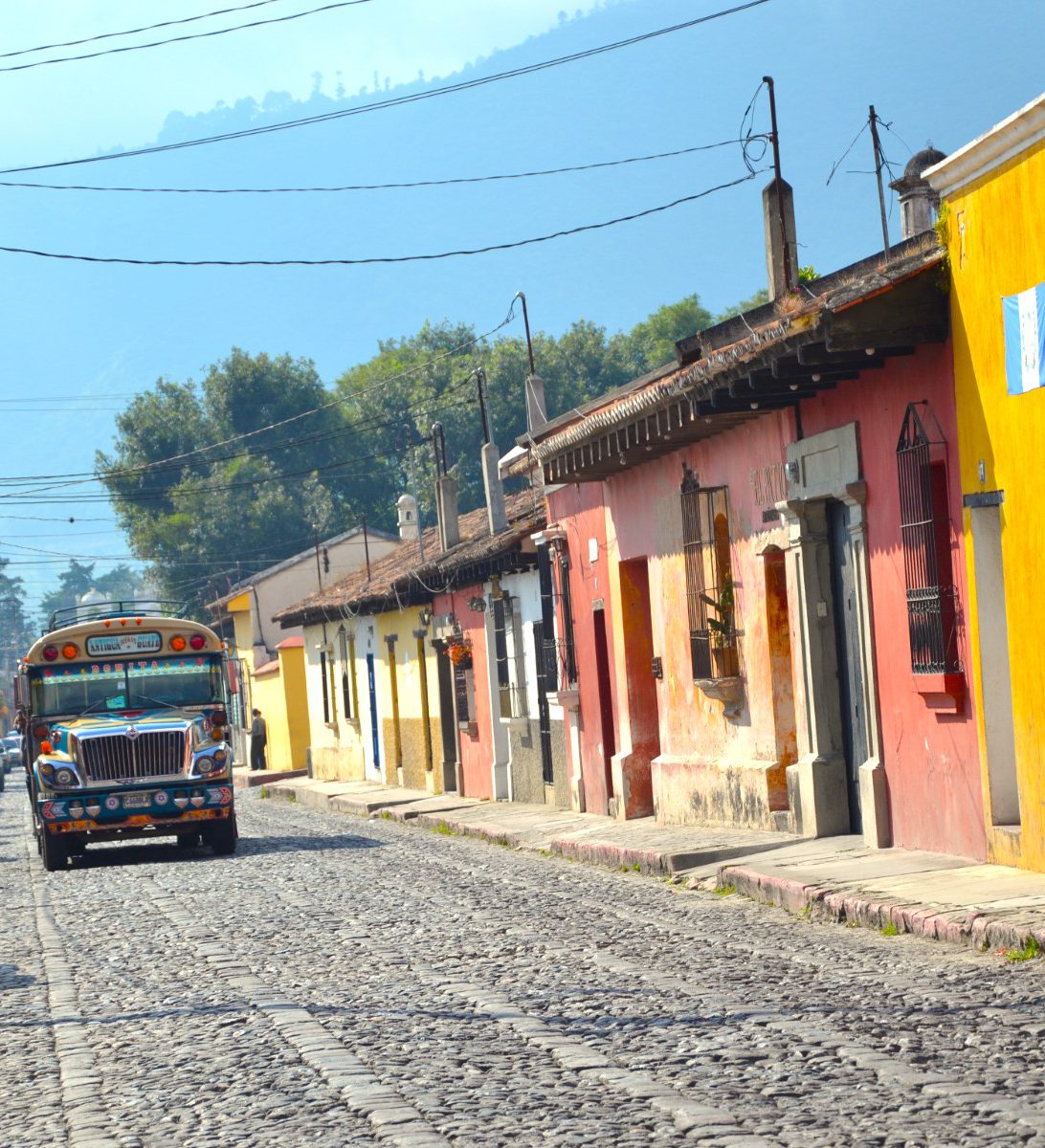 Rondreis Guatemala, Antigua, straatbeeld met bus