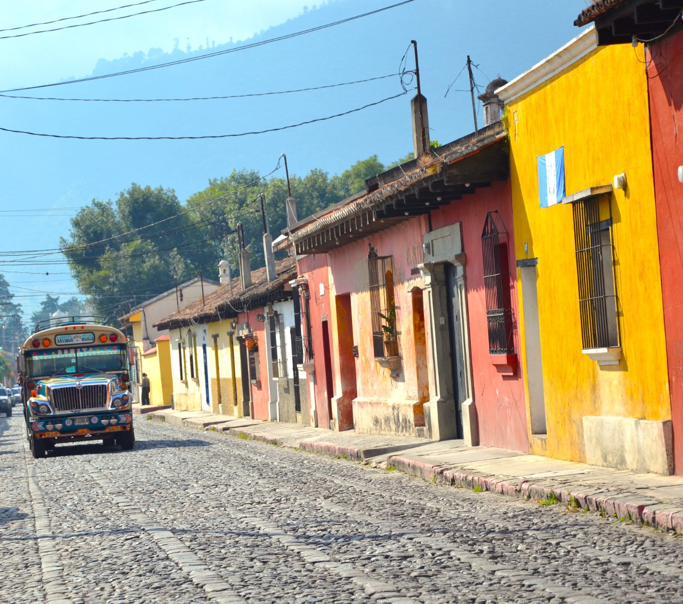 Rondreis Guatemala, Antigua, straatbeeld met bus