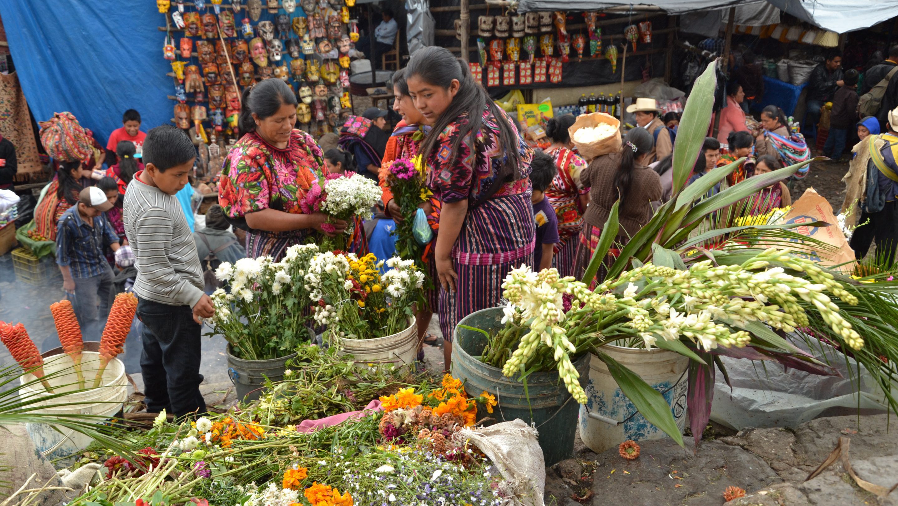 Rondreis Guatemala, Chichicastenango, locals buiten op de markt met bloemen