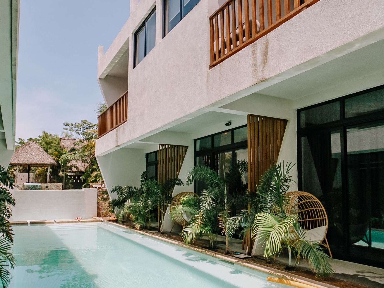 Rondreis Guatemala, El Paredon, Pacifico, zwembad aangrenzend aan hotelkamers