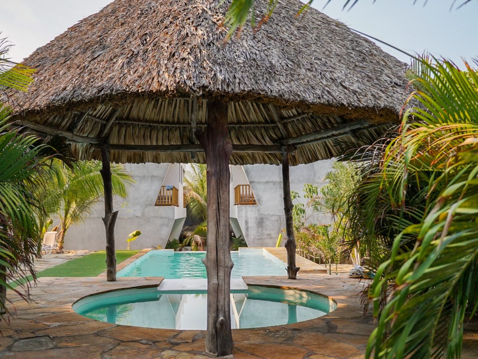 Rondreis Guatemala, El Paredon, Pacifico, zwembad en bubbel bad met grote parasol