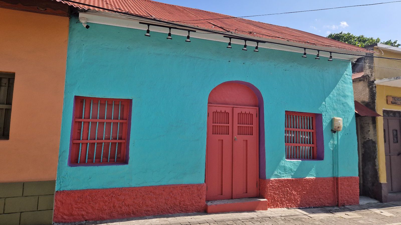 Rondreis Guatemala, Flores, kleurrijk huis rood en blauw