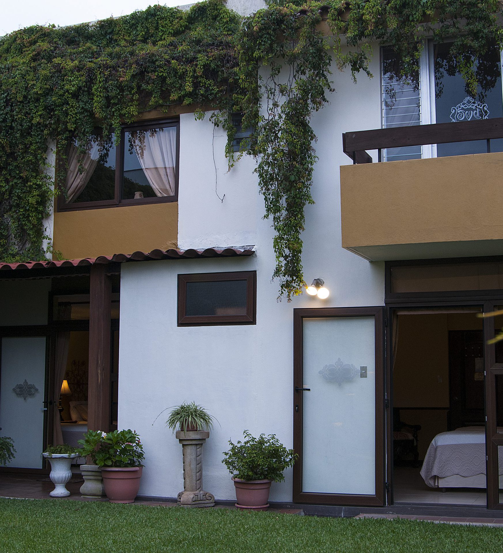 Rondreis Guatemala, Guatemala-Stad, Villa Toscana, patio met hotelkamers