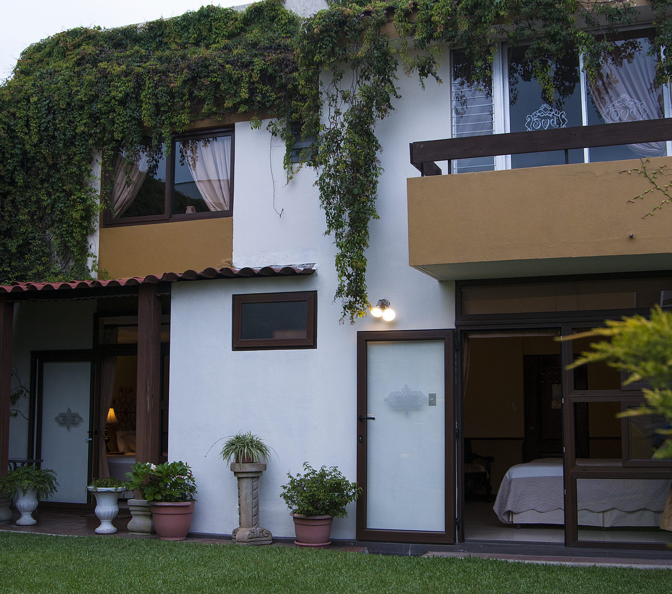 Rondreis Guatemala, Guatemala-Stad, Villa Toscana, patio met hotelkamers