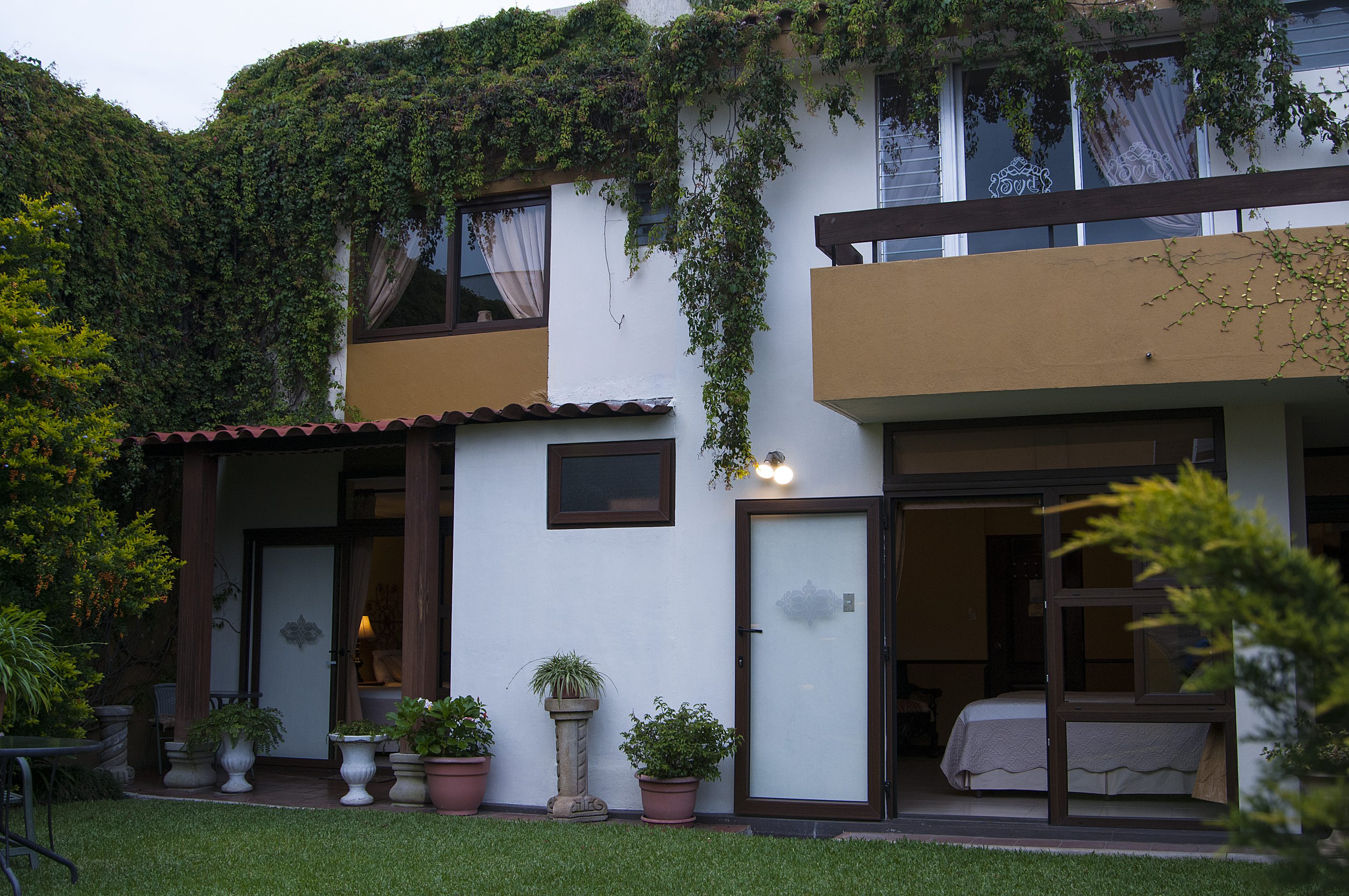 Rondreis Guatemala, Guatemala-Stad, Villa Toscana, patio met hotelkamers