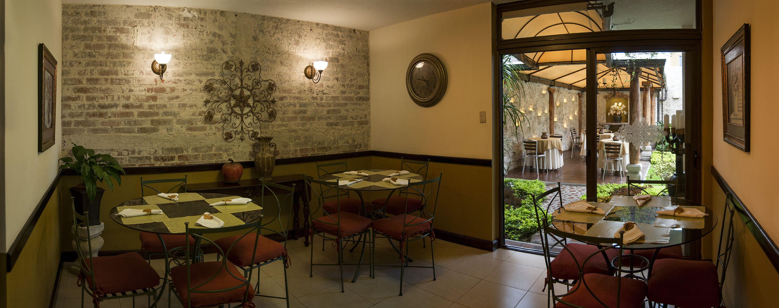 Rondreis Guatemala, Guatemala Stad, Villa Toscana, restaurant binnen en buiten op terras