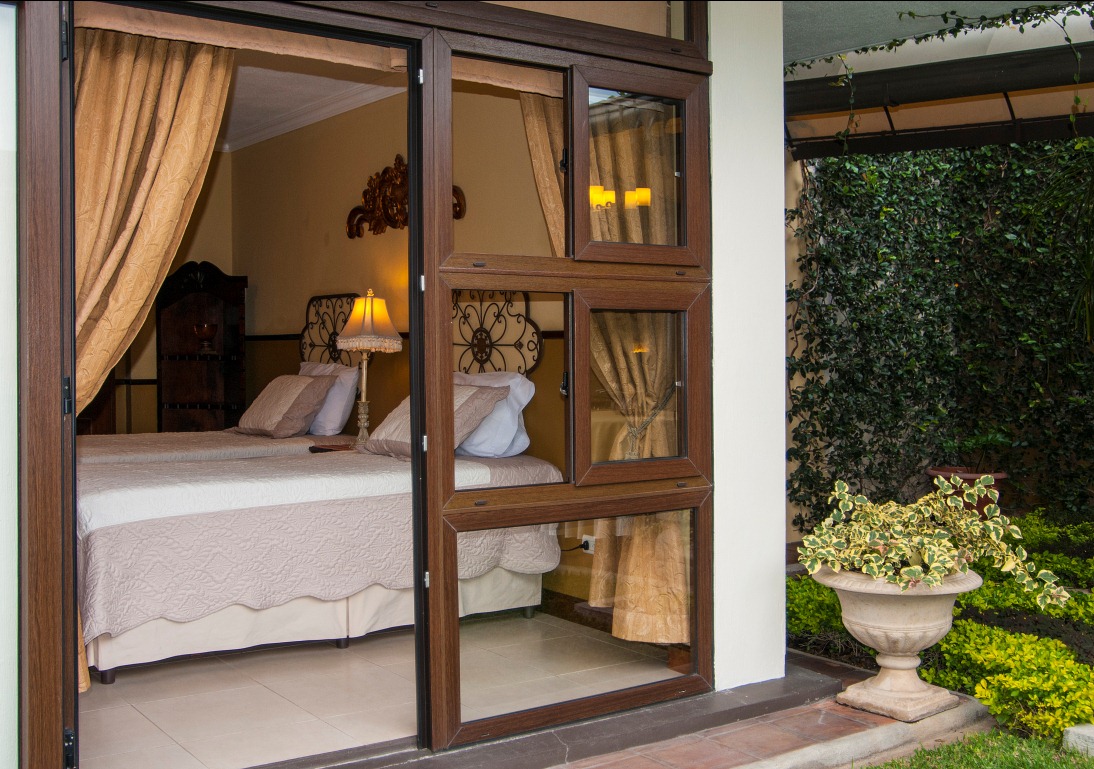 Rondreis Guatemala, Guatemala Stad, Villa Toscana, tweepersoonskamer met openslaande deur