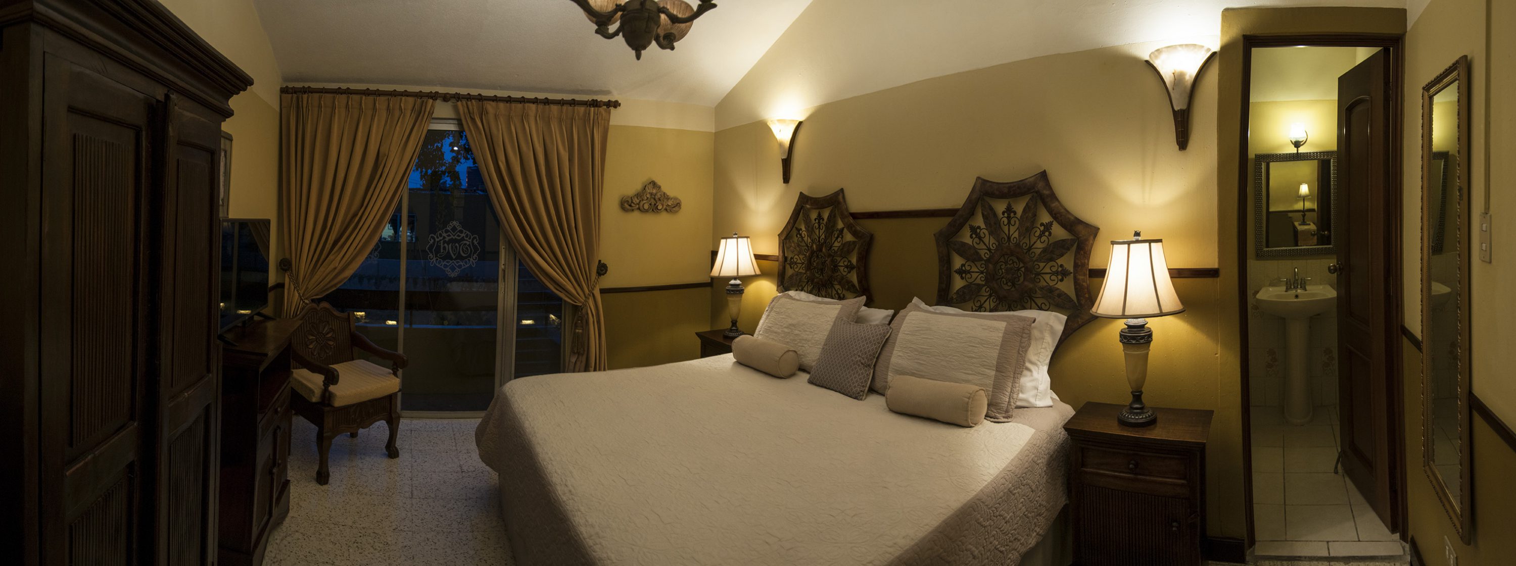 Rondreis Guatemala, Guatemala-Stad, Villa Toscana. hotel suite double bed