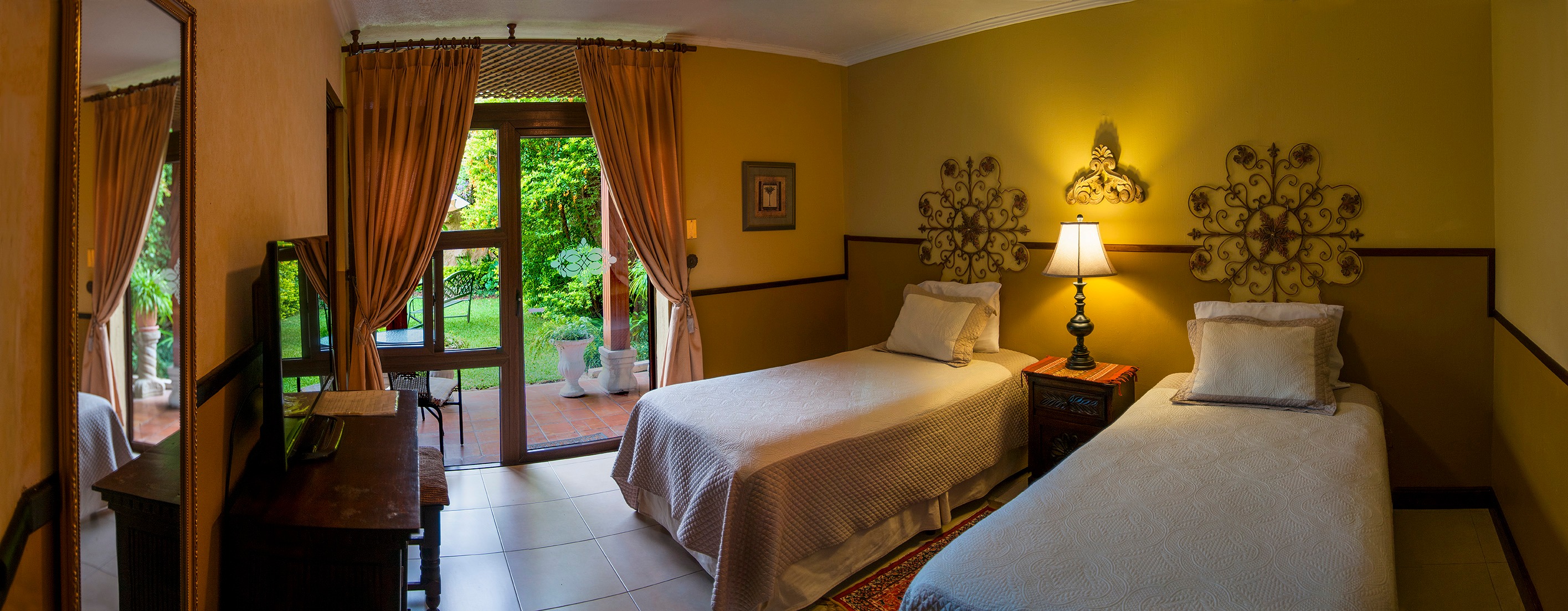 Rondreis Guatemala, Guatemala-Stad, Villa Toscana. hotel suite twin bed