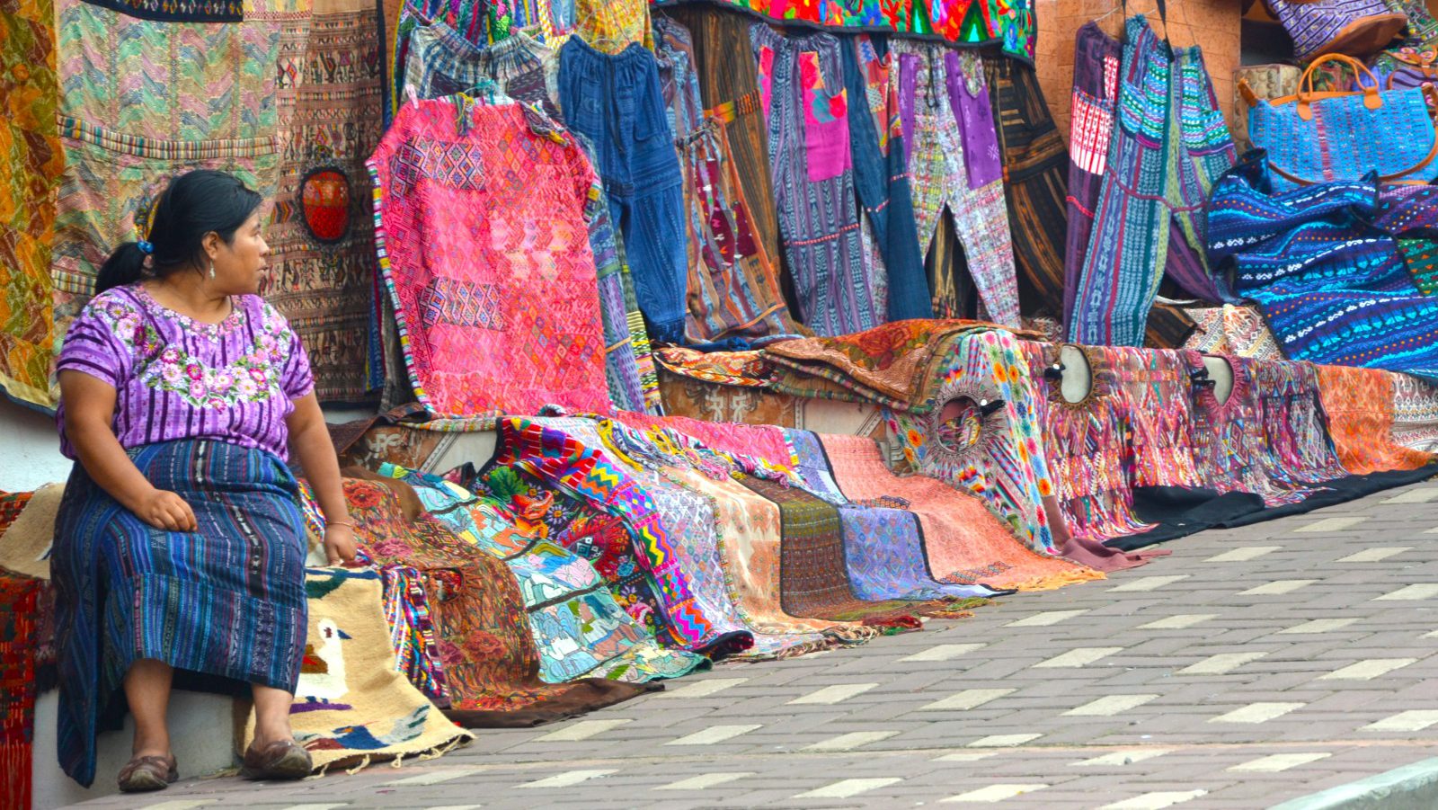 Rondreis Guatemala, Lake Atitlán Panajachel, local met kleding op straat