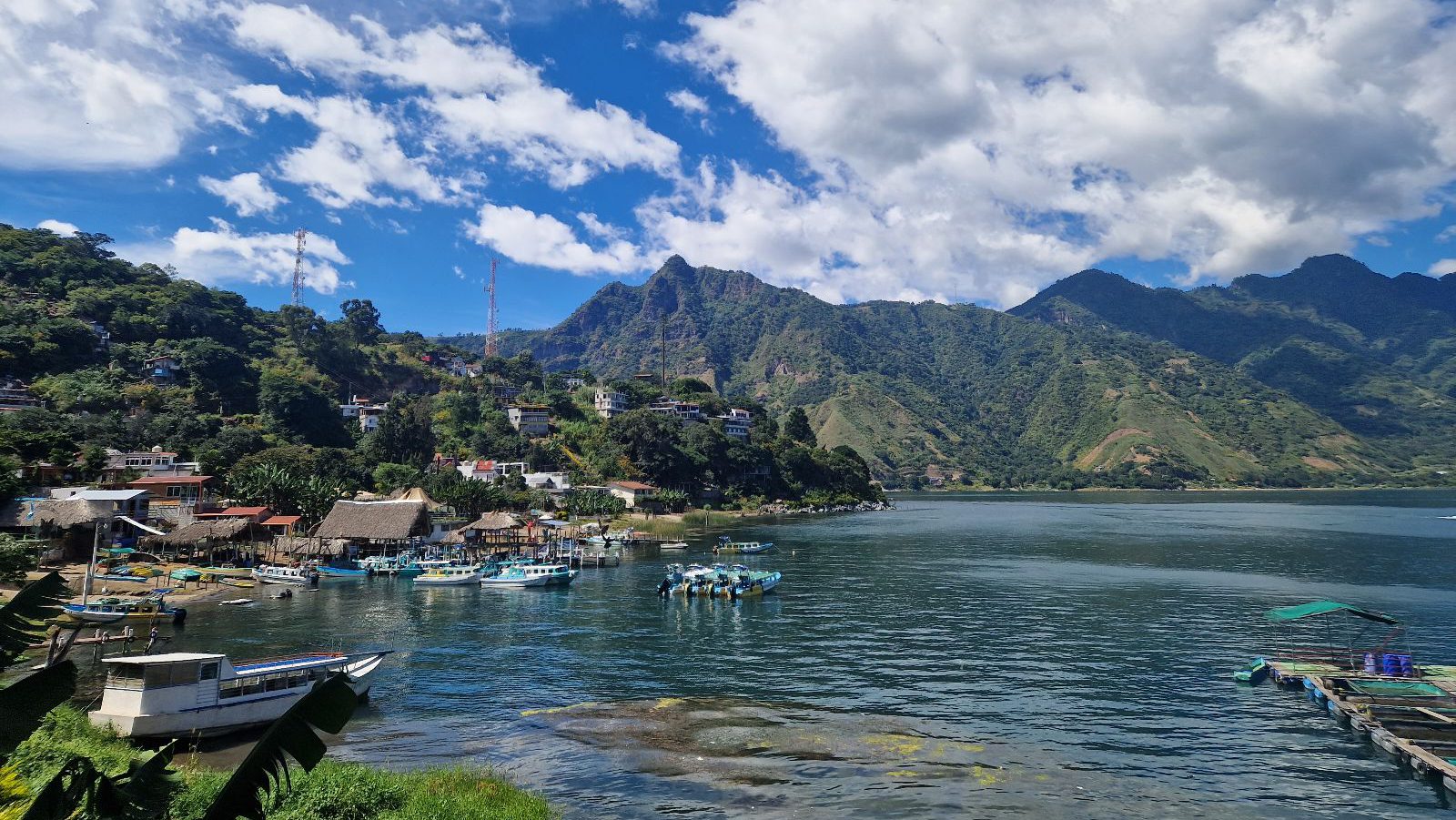 Rondreis Guatemala, Late Atitlán, San Pedro, uitzicht op meer met bergen en blauwe lucht