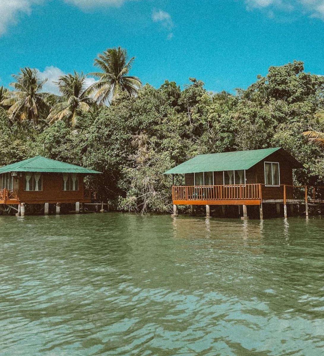 Rondreis Guatemala, Rio Dulce, Hotel Catamaran, bungalow huisje op het water