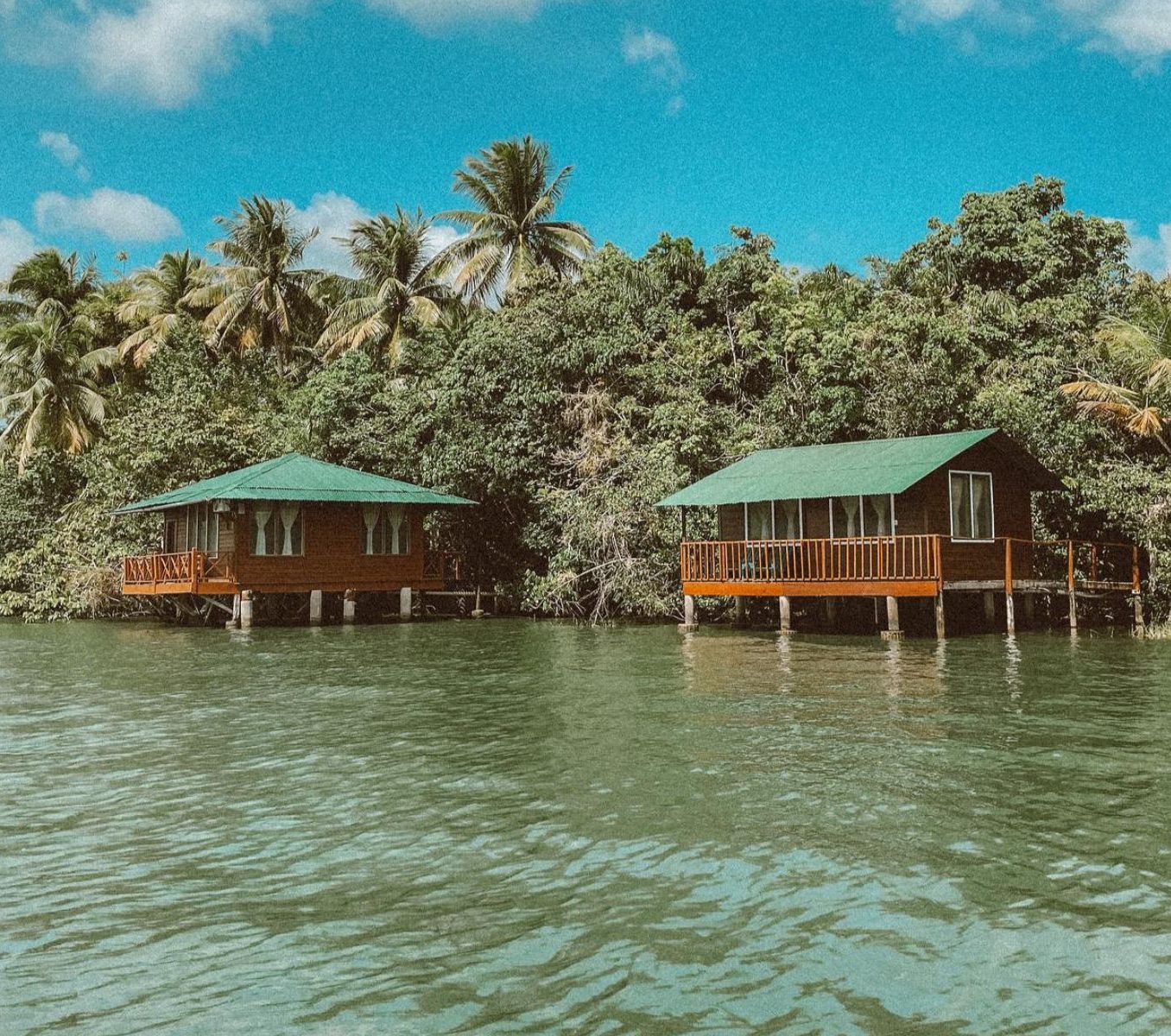 Rondreis Guatemala, Rio Dulce, Hotel Catamaran, bungalow huisje op het water
