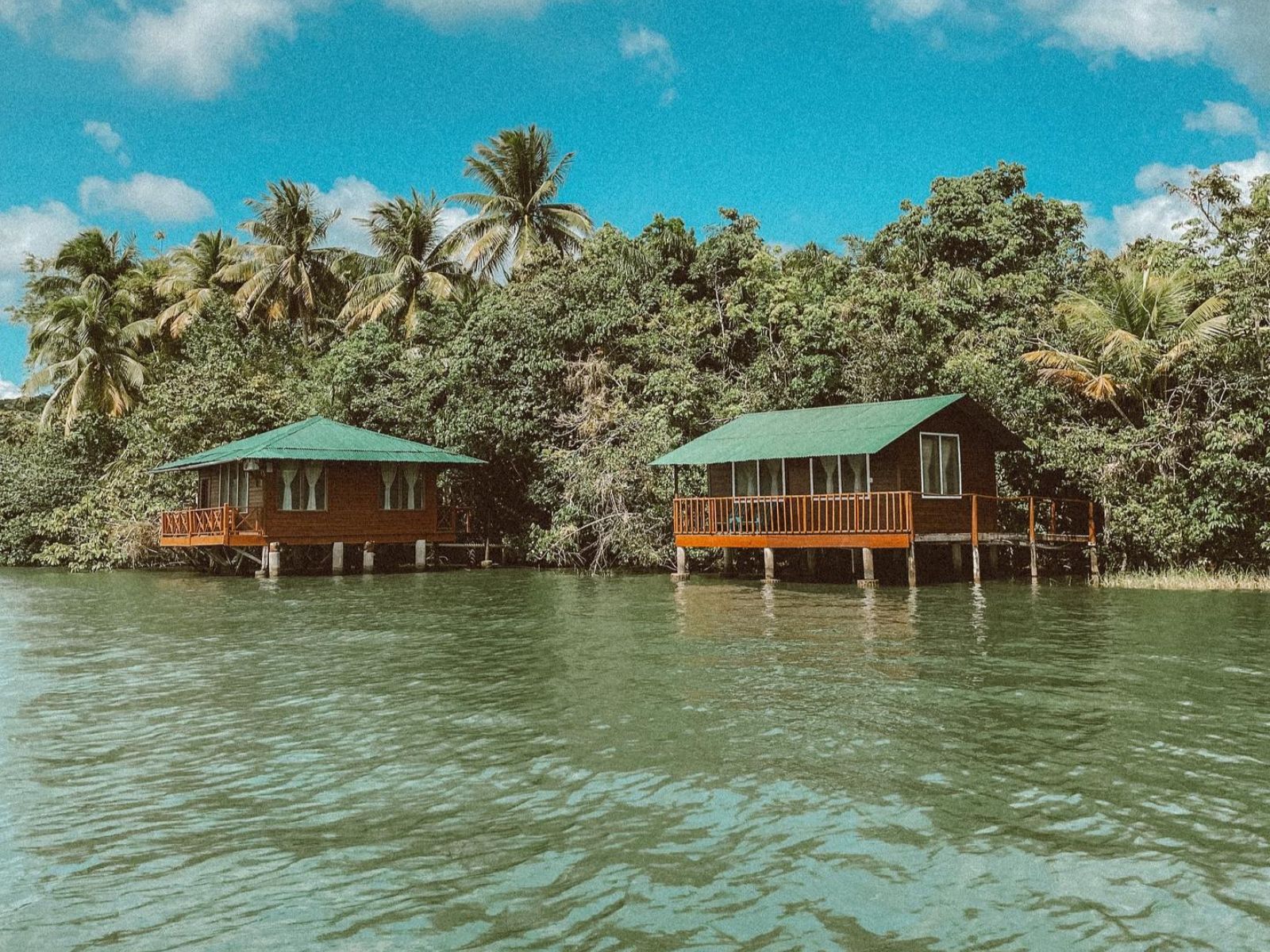 Rondreis Guatemala, Rio Dulce, Hotel Catamaran, bungalow huisje op het water