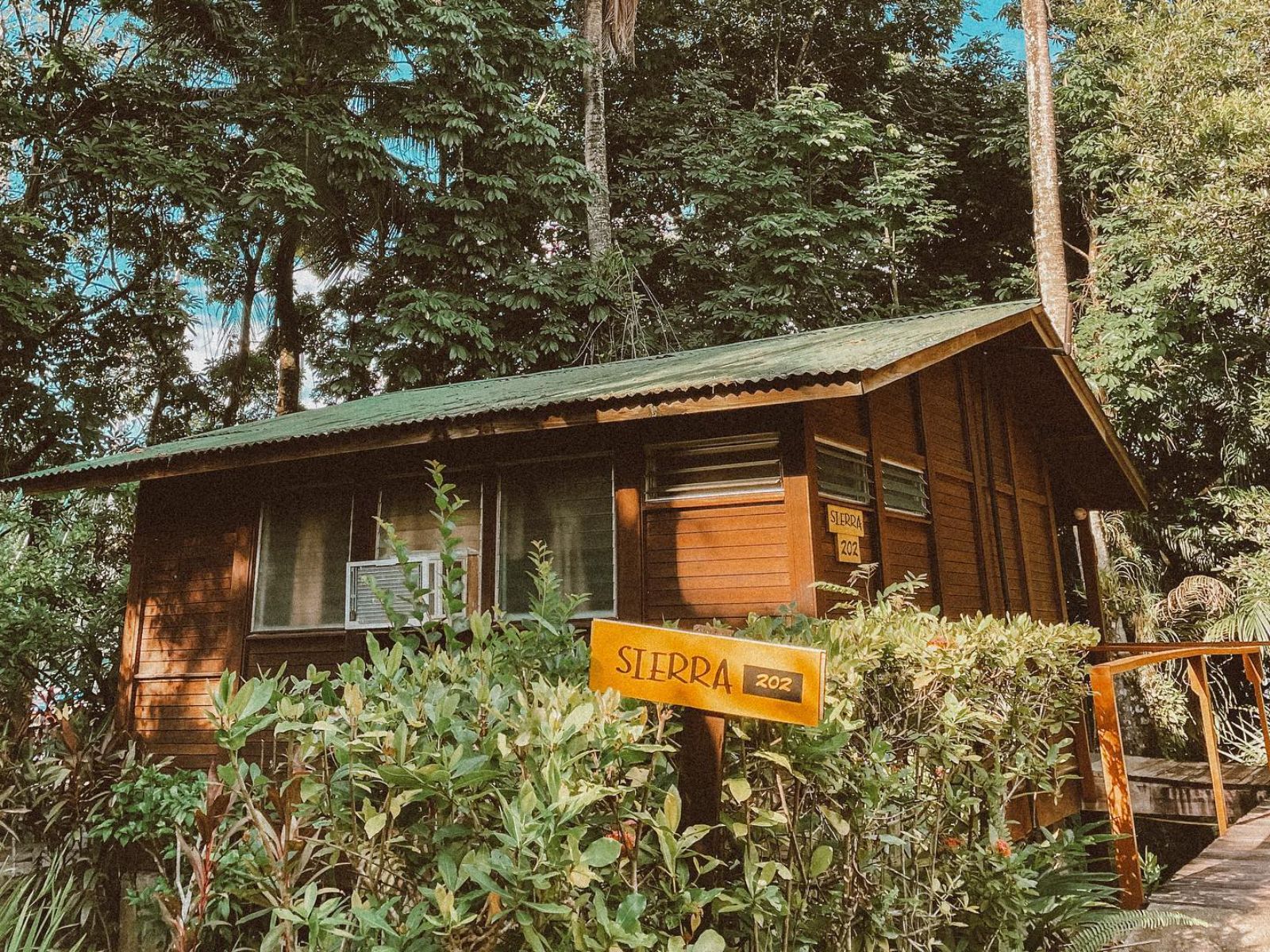 Rondreis Guatemala, Rio Dulce, Hotel Catamaran, bungalow huisje