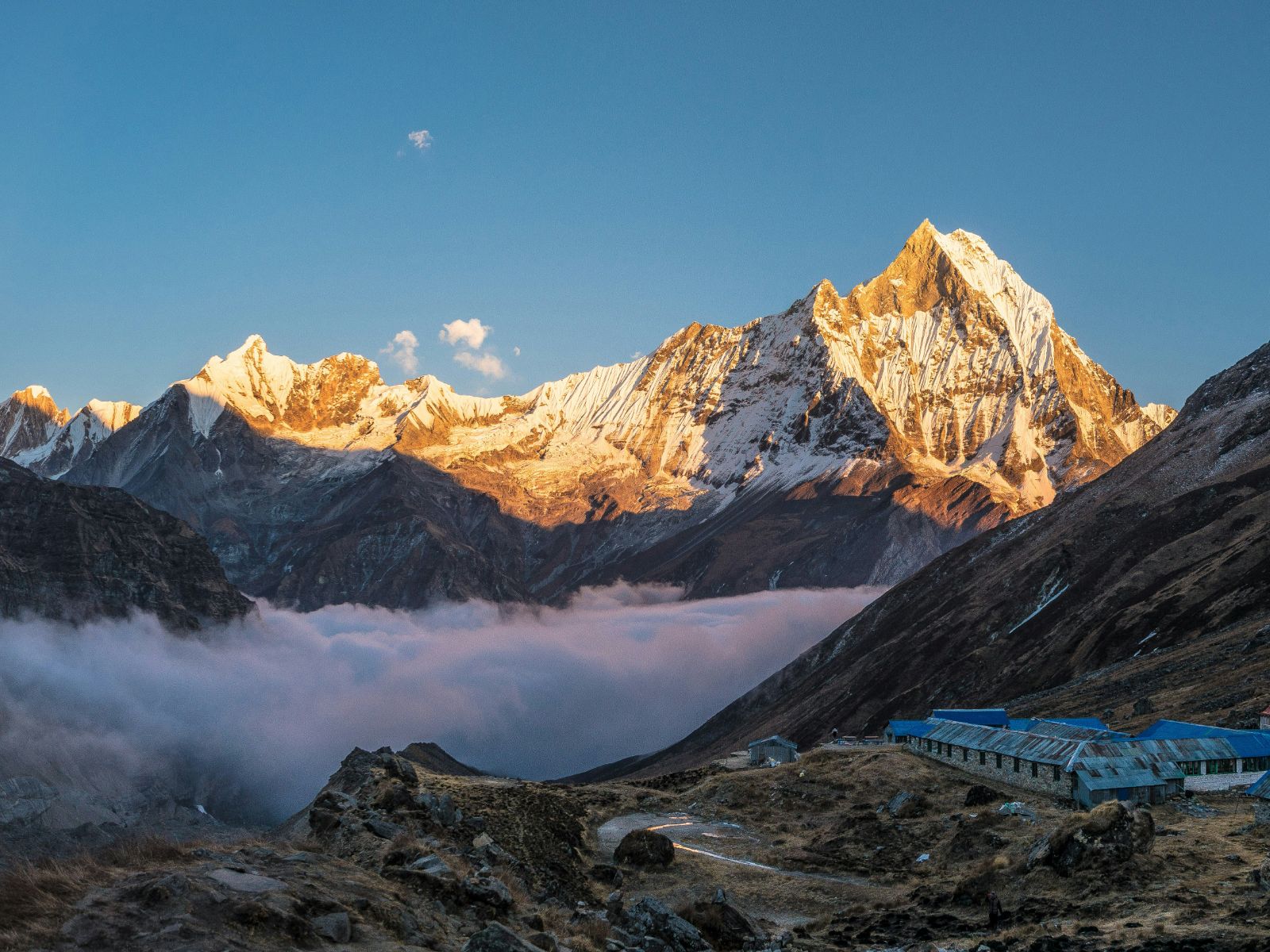Rondreis Nepal, Annapurna Regio, Gebergte mist in het dal