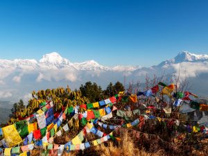 Rondreis Nepal, Annapurna regio, uitzicht vanaf Poon Hill met gebedsvlaggetjes
