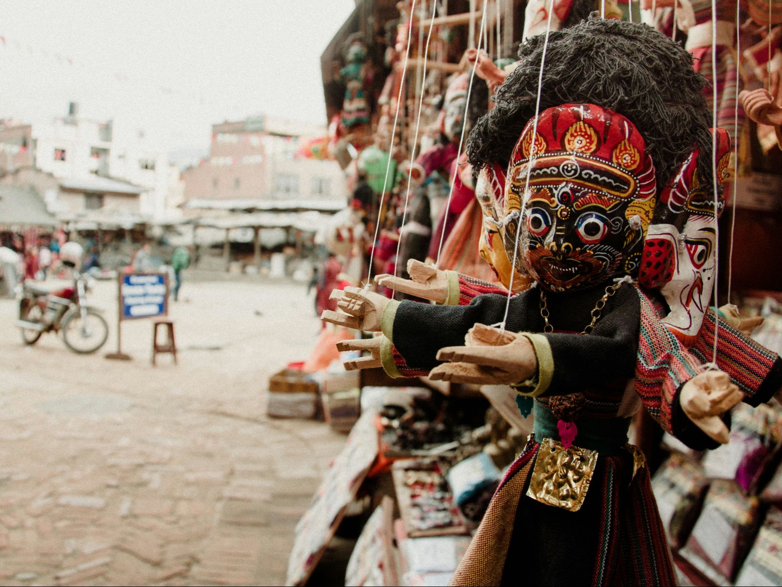 Rondreis Nepal, Bkaktapur, kraampje met spullen
