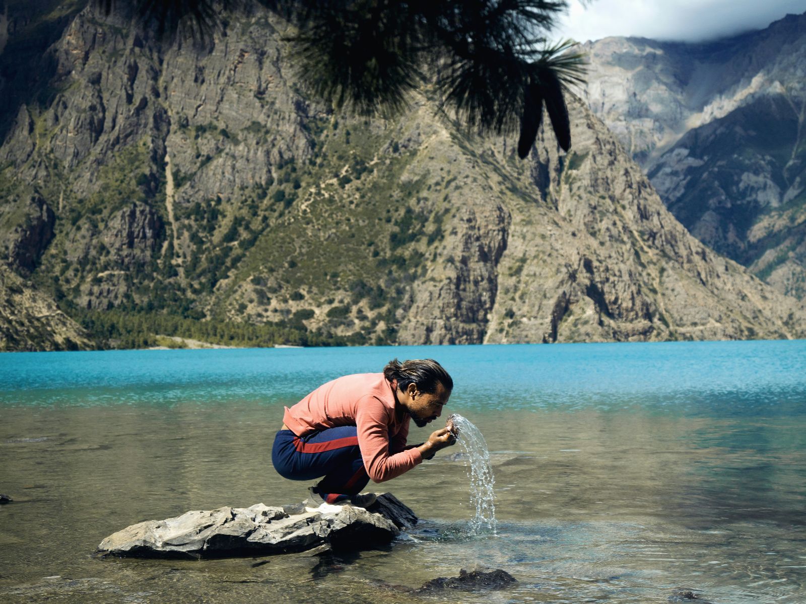 Rondreis Nepal, Dolpo Regio, Phoksundo Lake lokale Man die water uit het meer drinkt