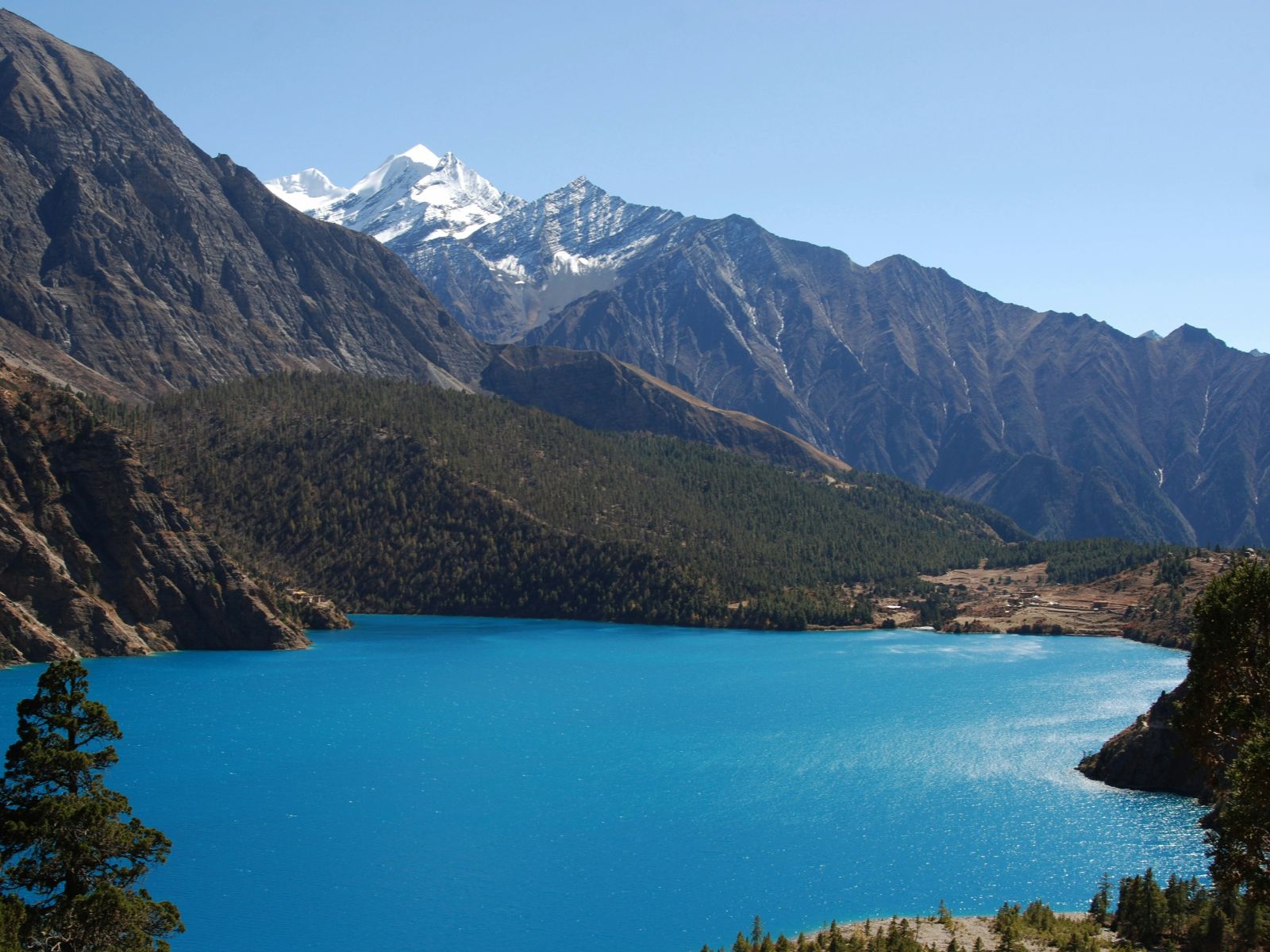 Rondreis Nepal, Dolpo Regio, Phoksundo Lake met de bergen op de achtergrond