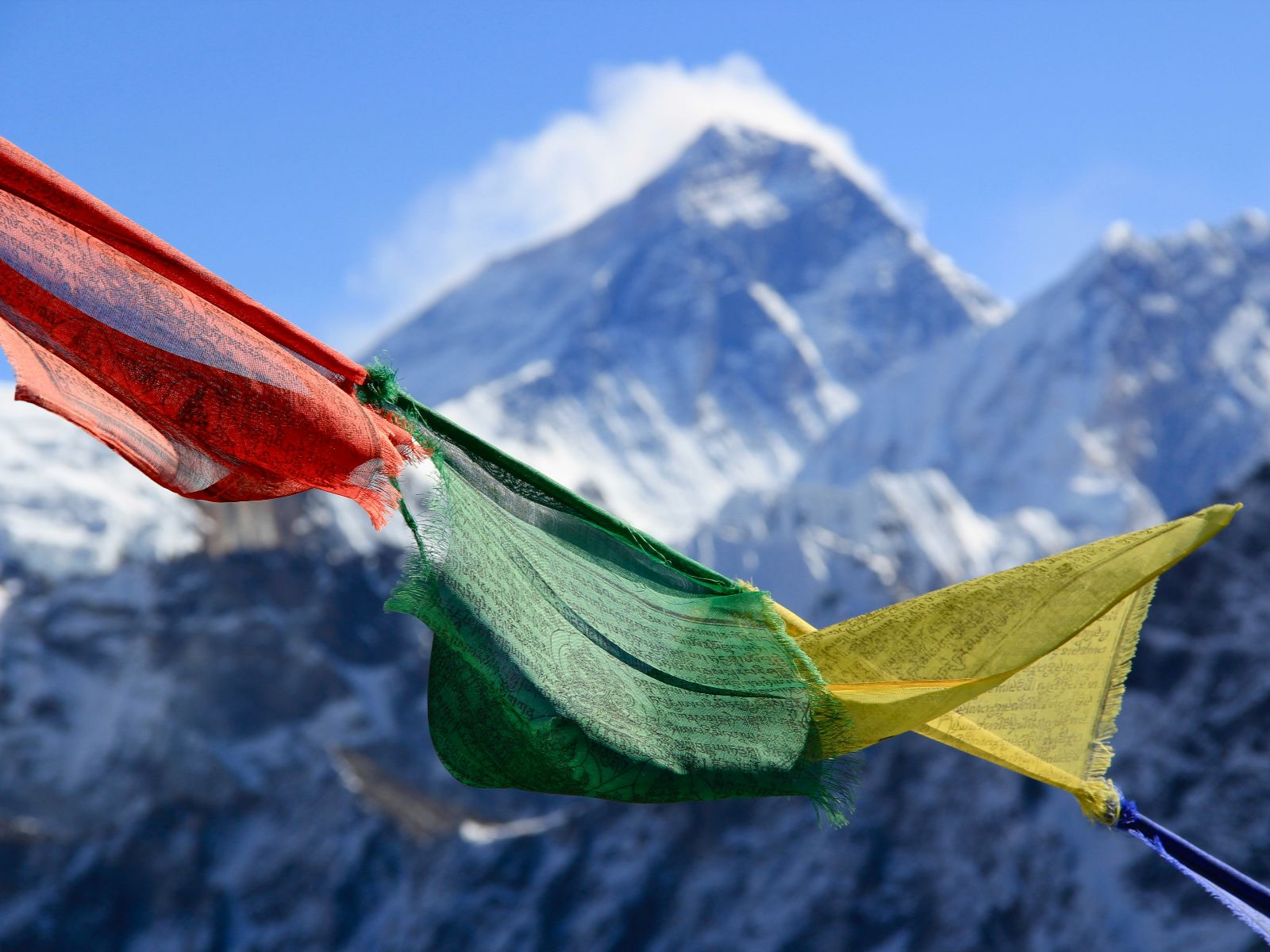 Rondreis Nepal, Evert Regio, Everest Vlaggen Versiering met Everest op de achtergrond